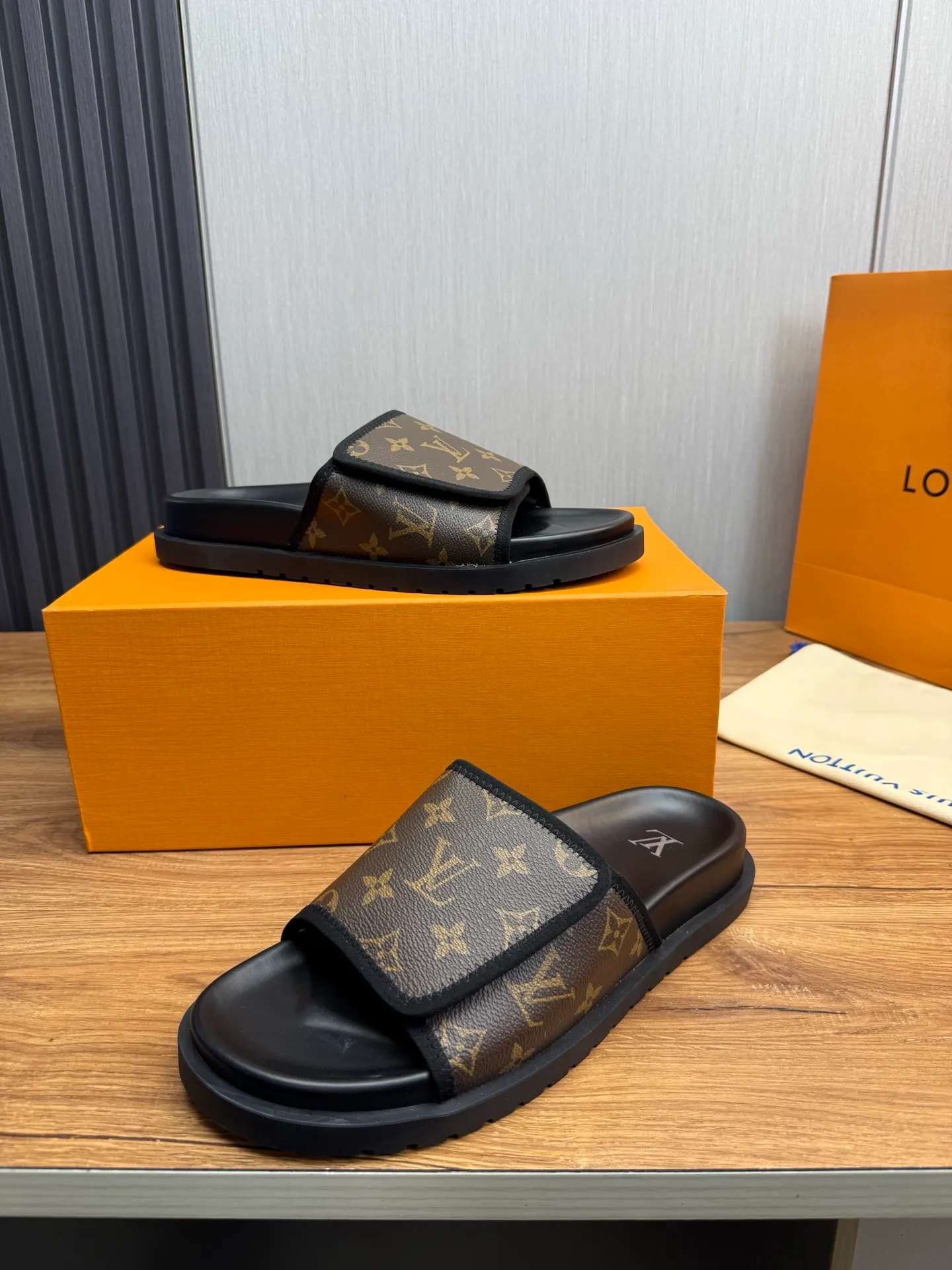 Men's shoes 💰340💰 ▪️LV's popular Little Red Book popular slippers hot sale: 1 shipment✅ Super textured and comfortable slippers, original TPU outsole. Authentic counter box drawer box packaging 🎁Size 38-45
